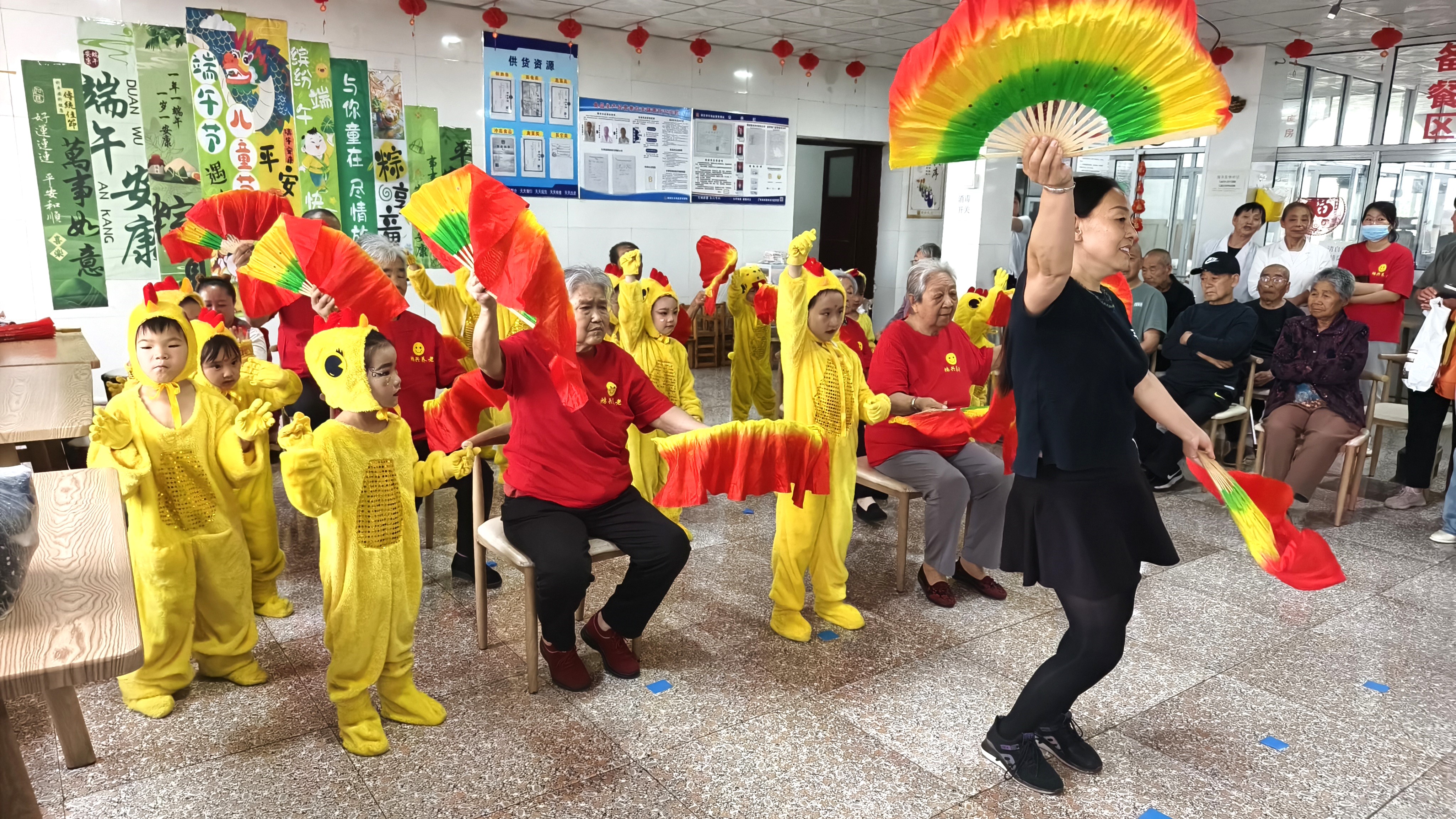 保定市满城区：童手牵白发 共话同心圆_fororder_小朋友们和老人们一同表演 摄影 刘俊敏