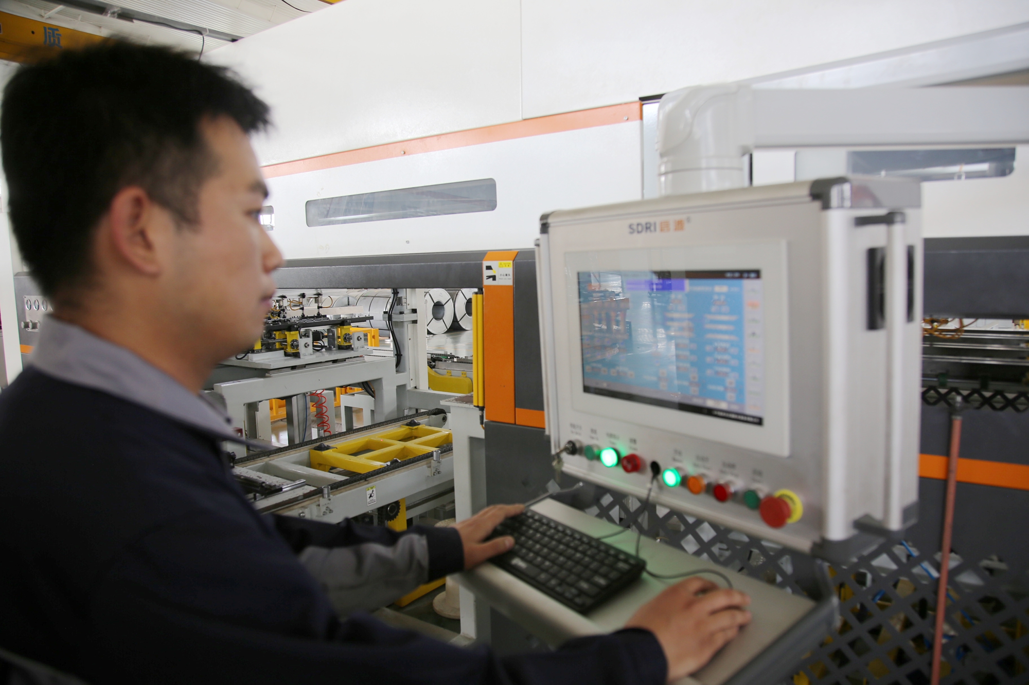 保定市满城区：数字技术赋能电气行业转型升级_fororder_技术人员操控设备进行生产 摄影 张辰泽.JPG
