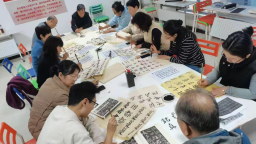 石家庄市裕华区：藏龙福地第五期公益书法课架起邻里文化桥梁