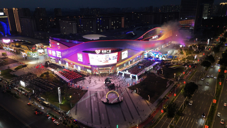 保定市莲池区：激活夜经济 引爆消费新活力_fororder_图片四：爱情广场沉浸于啤酒节的沸腾与火热氛围之中。（刘宗泽摄）