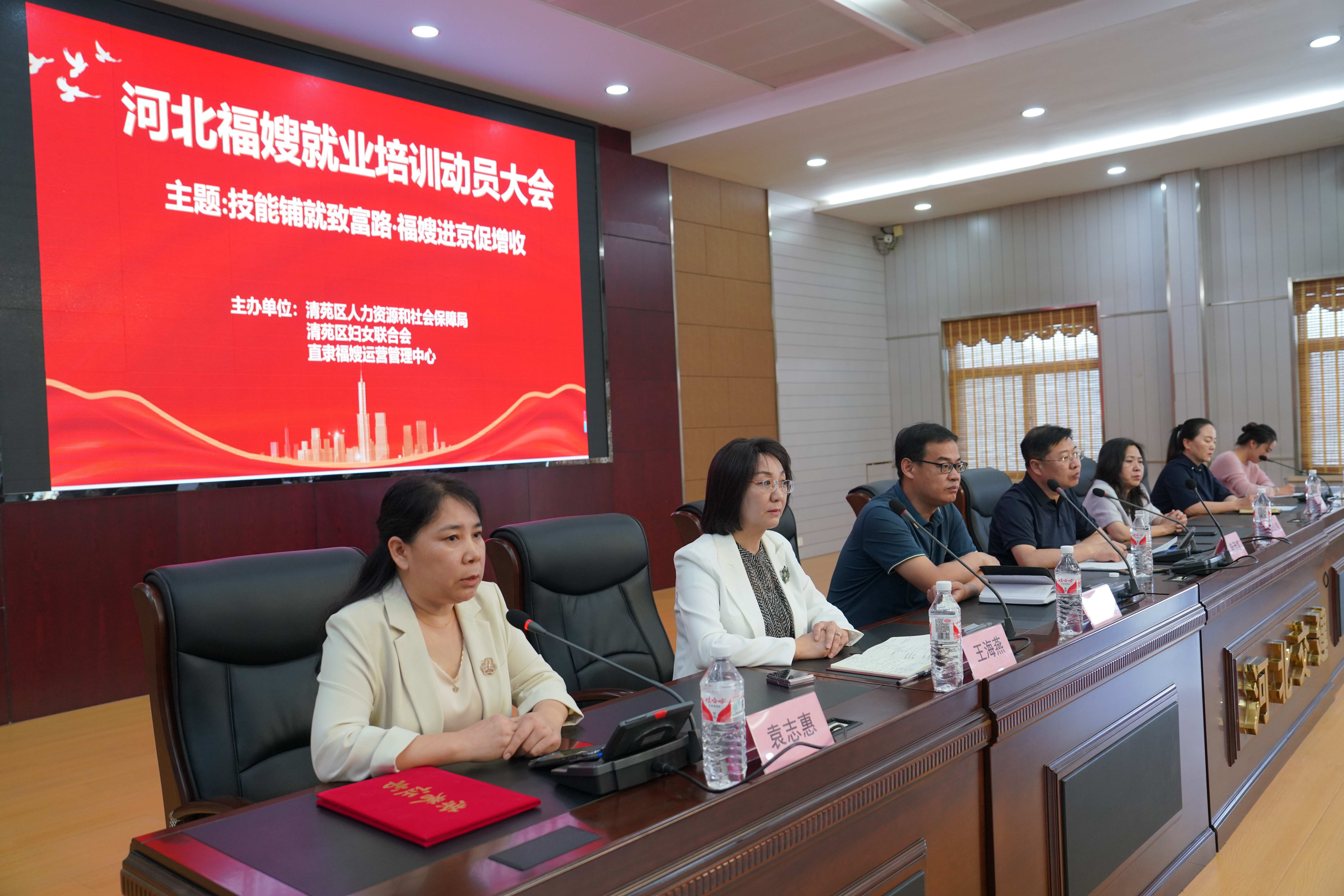 保定清苑：开展就业培训 铺就技能致富路_fororder_学员讲解高薪就业案例。摄影 王磊