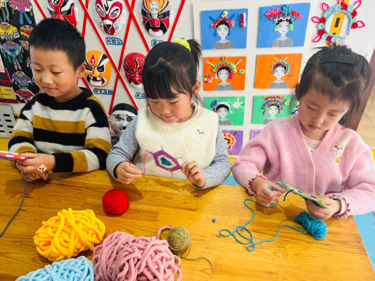 河北唐县：传承毛线技艺 点亮童趣之光_fororder_孩子们认真编织3