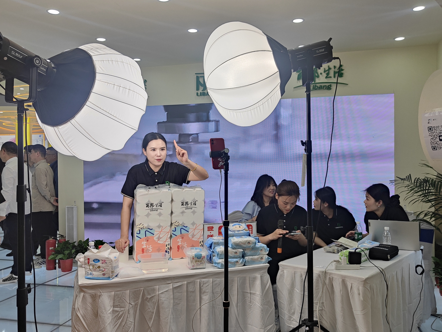 保定市满城区：AI赋能电商直播 提升行业新生态_fororder_展览会现场线上直播销售 摄影 黄梦娟