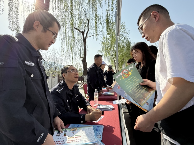河北唐县：扎实开展“全民国家安全教育 走深走实十周年”宣传活动_fororder_警务人员向群众宣传反诈知识 王莹摄