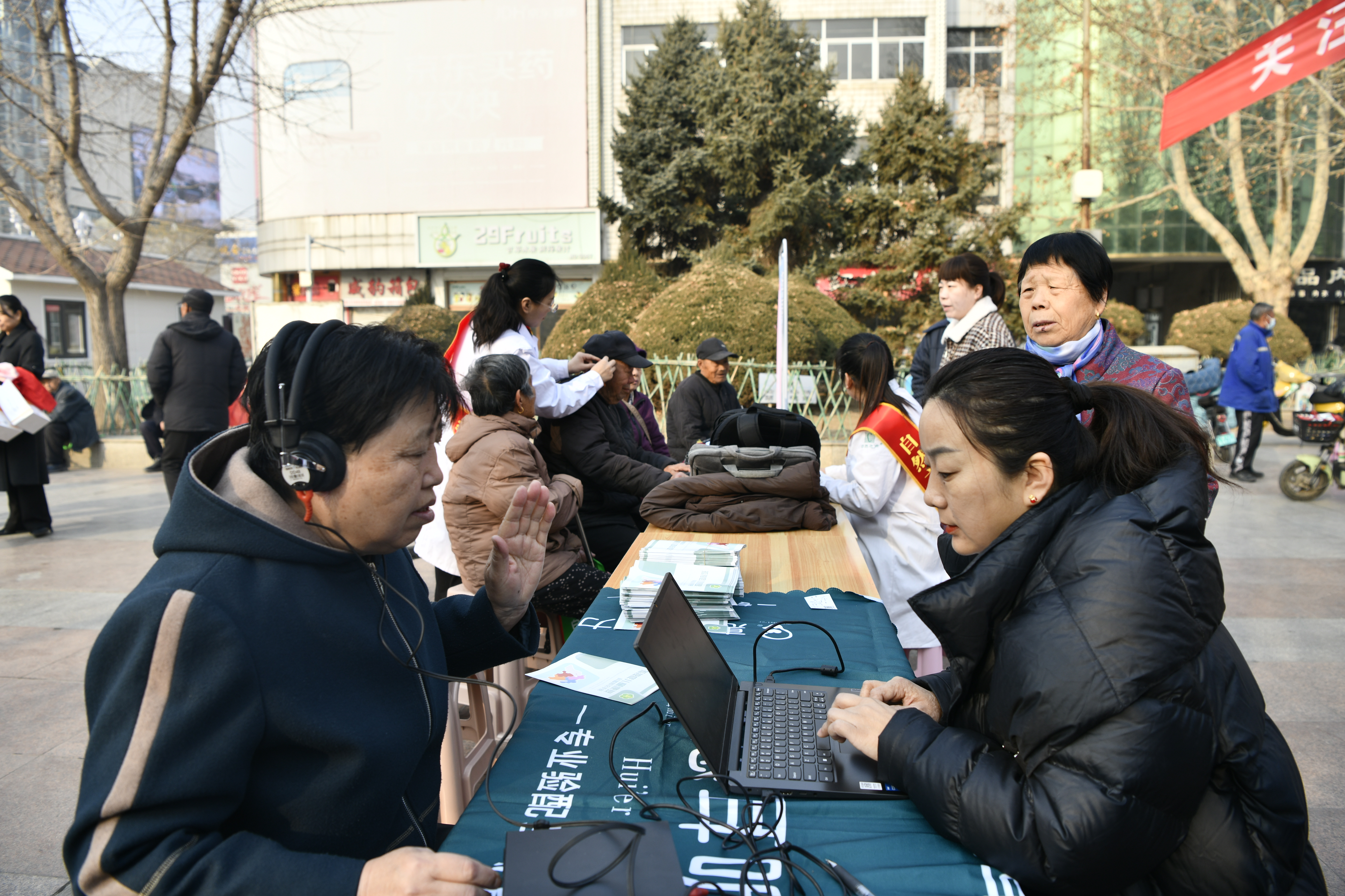河北迁安：温暖助力 重燃听力残疾人生活希望_fororder_爱心企业为群众开展听力健康体检。梁玉水摄.JPG