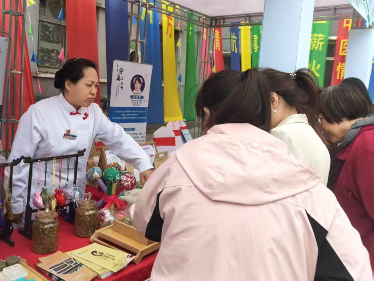 河北唐县：中医药文化节义诊活动惠民生_fororder_工作人员为群众介绍文创产品