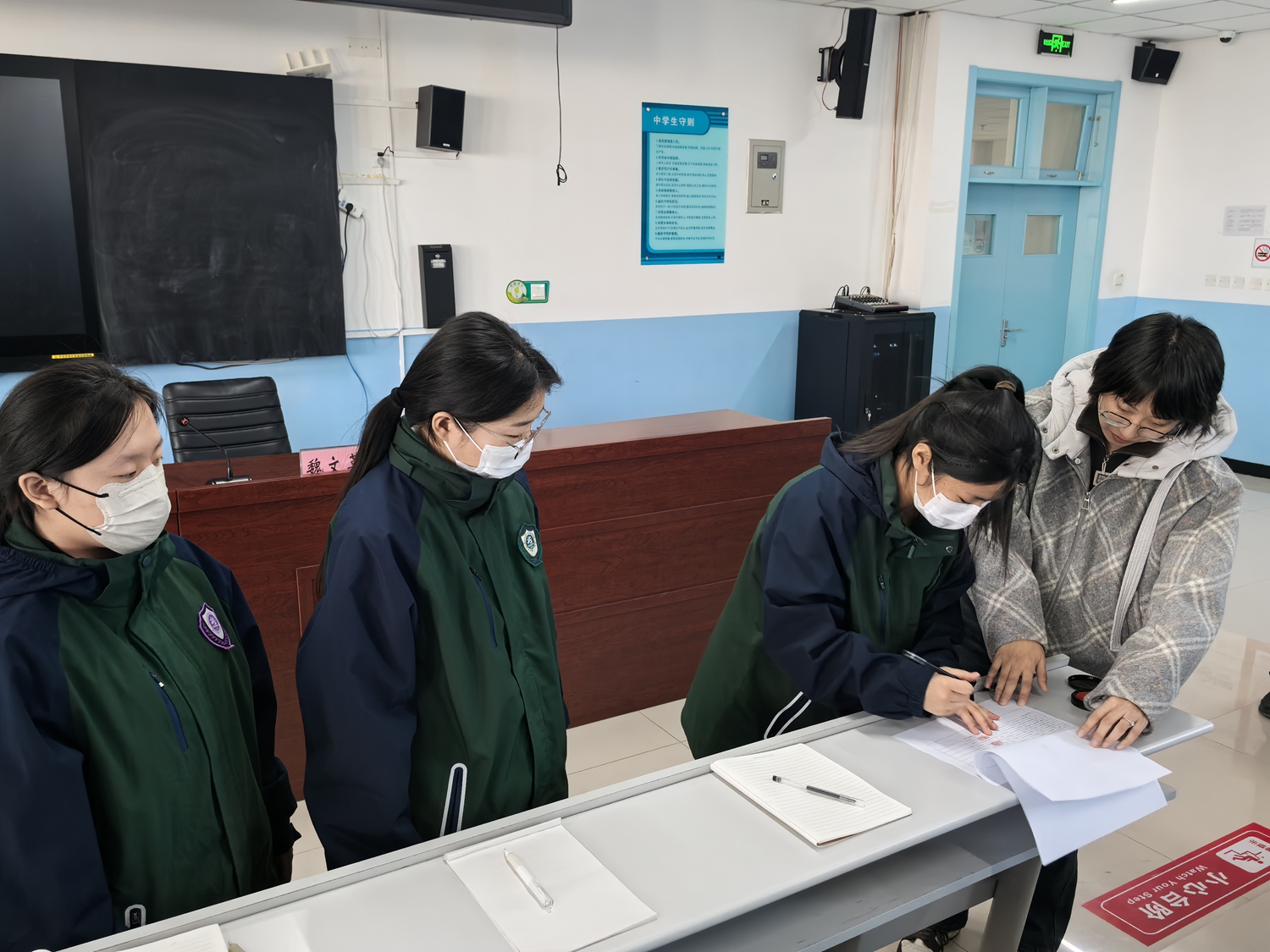 保定市满城区举行“春蕾计划”助学金发放仪式_fororder_保定市第二十八中学发放仪式现场受资助女童签字 摄影 袁子薇