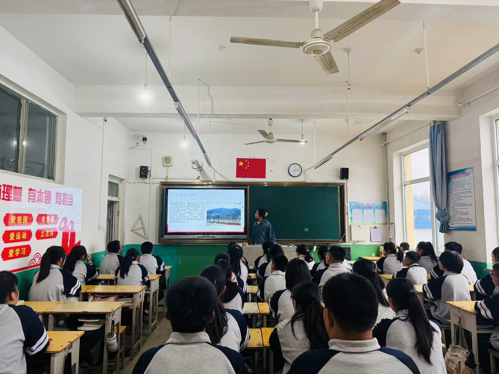 遵化市苏家洼镇：志愿服务进校园 法治安全护青春_fororder_学生们正在学习“当代愚公”精神。柳磊摄