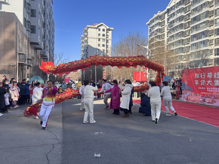 河北遵化：年味满城乡 欢歌迎马年_fororder_河北省遵化市“知行萌娃闹新春 年货大集乐翻天”活动现场。赵晶晶 摄 (2)
