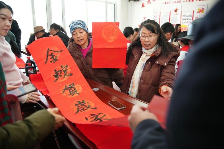 河北隆化开展“送温暖进社区”活动
