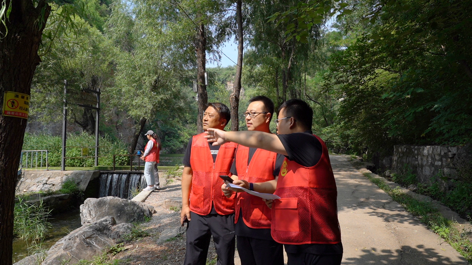 图片默认标题_fororder_满城区水利局工作人员与白龙乡两级河长踏勘河道岸坡 摄影 邱迎新