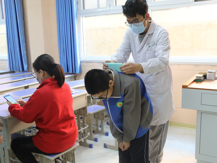 河北唐县：数字化脊柱筛查护航学生成长_fororder_医护人员为学生检查并录入数据