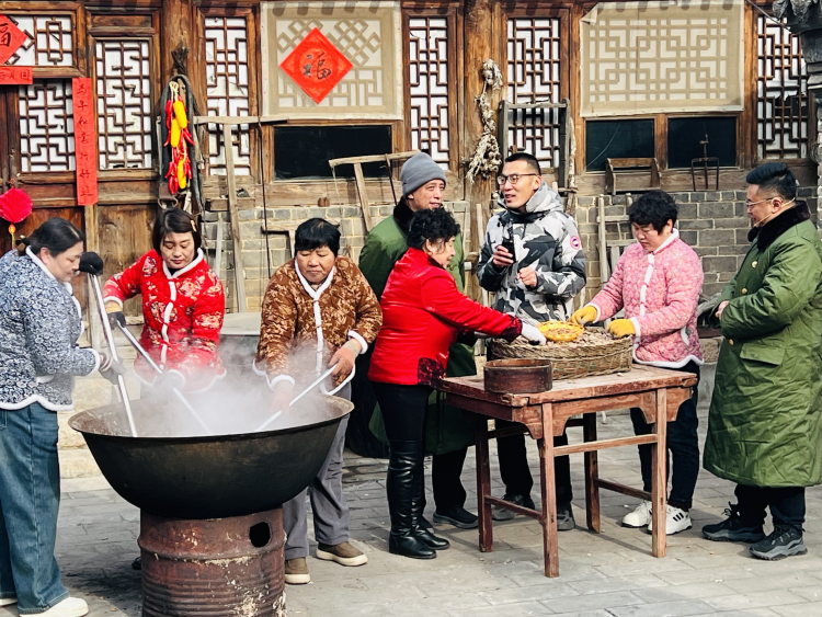 河北涞水大龙门村：古村大集年味浓 公益书香暖人心_fororder_图片 2