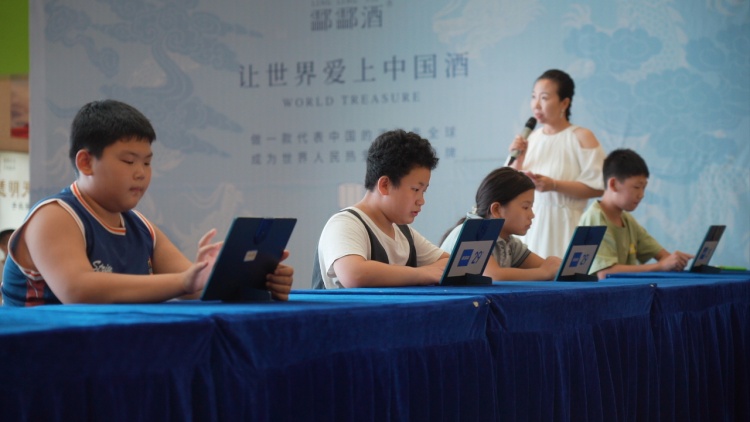 河北迁安举办“品诗词之美 扬文化之光”诗词大赛_fororder_参加“品诗词之美 扬文化之光”诗词大赛的选手认真答题。摄影   郭强.JPG