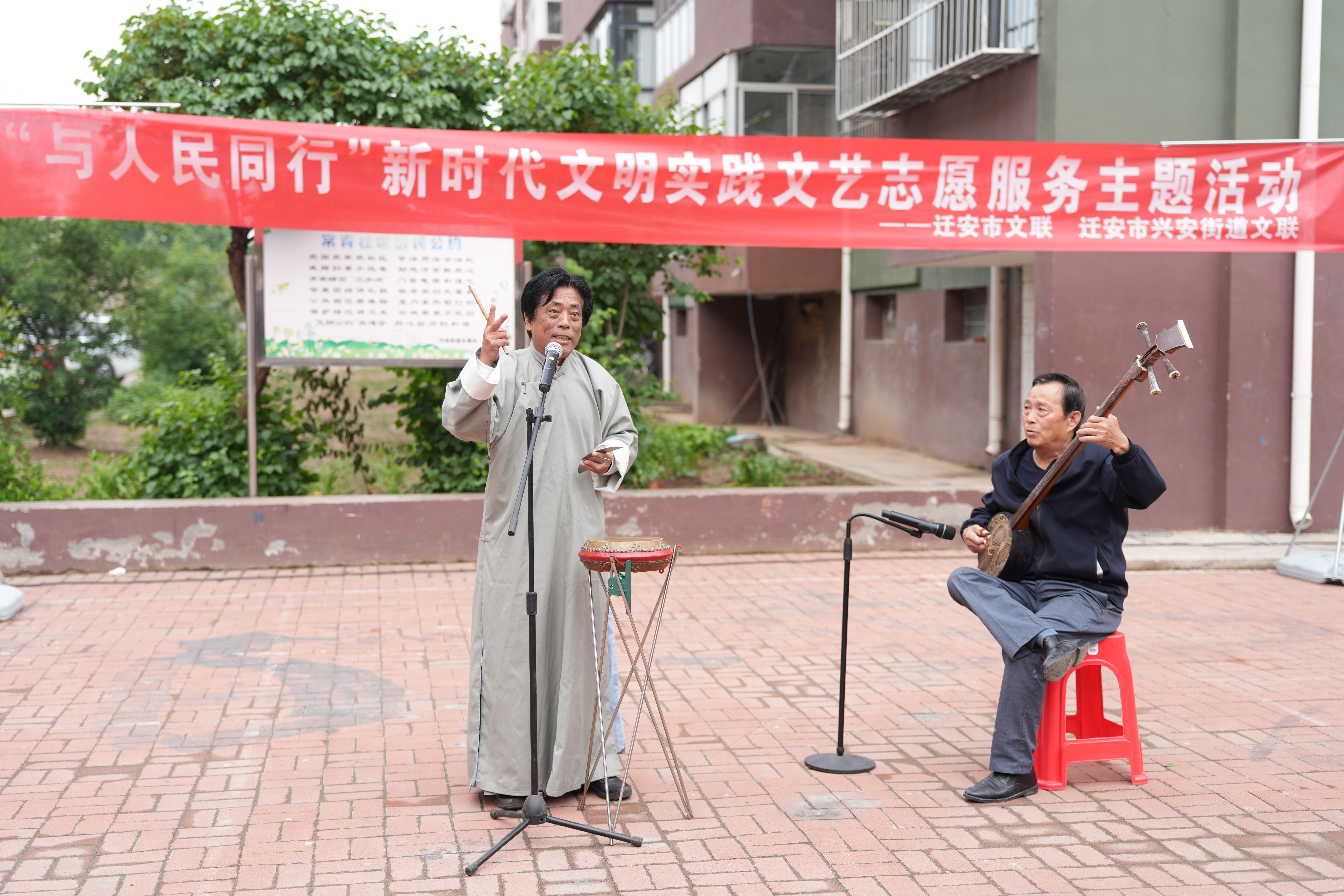 河北迁安：文艺志愿服务进社区暖民心_fororder_5月23日，京东大鼓《让座儿》在迁安市常青社区上演。张泽慧摄.JPG