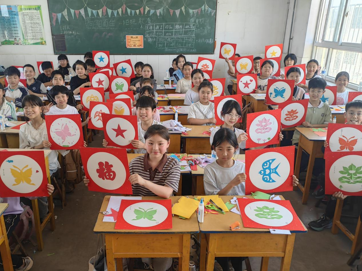 河北高阳：非遗剪纸进校园 传统文化润童心_fororder_河北高阳：非遗剪纸进校园 传统文化润童心3