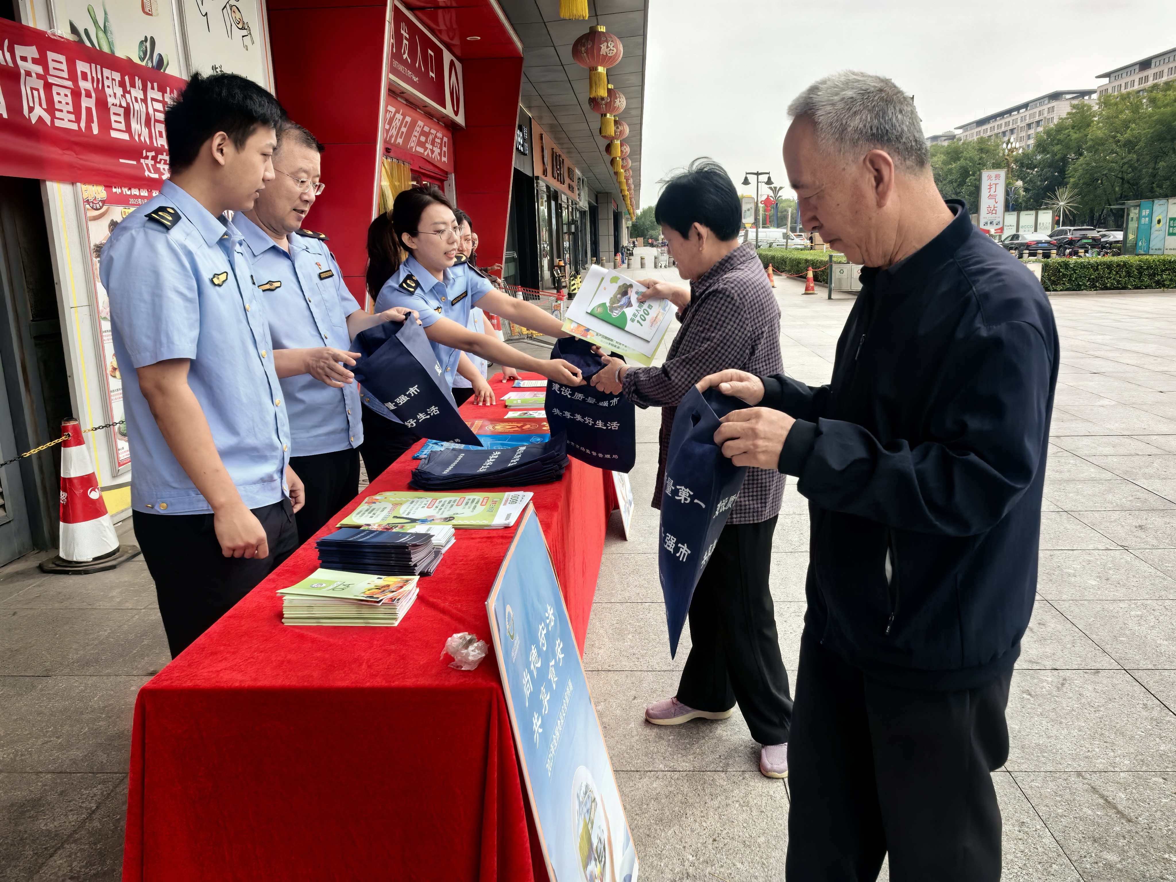 河北省迁安市开展2025年“质量月”主题宣传活动_fororder_图为工作人员向群众发放宣传材料。张楠楠摄