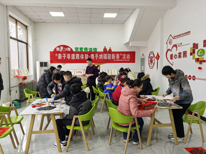 河北遵化：年味满城乡 欢歌迎马年_fororder_河北省遵化市“亲子非遗趣体验 携手纳福迎新春”活动现场。郑雨薇 摄