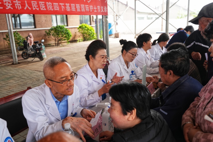 河北省迁安市组织开展纪念国际护士节系列活动_fororder_5月8日上午，迁安市人民医院组织开展大型健康义诊活动。张泽慧摄