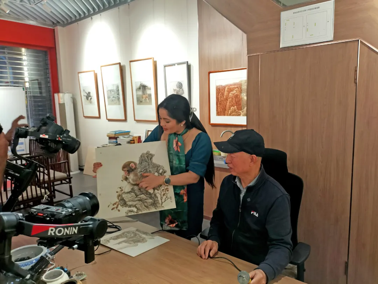 漫步中国·河北行丨斯里兰卡国家电视台摄制组走进石家庄体验“烙”笔生“画”