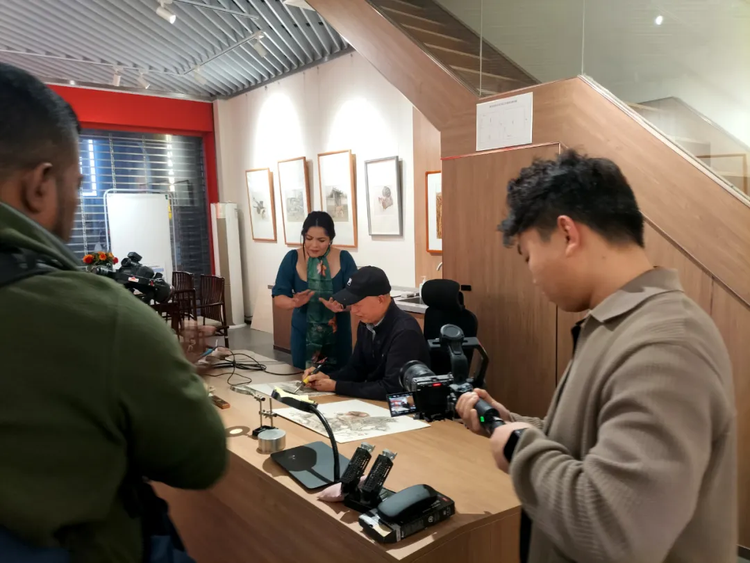 漫步中国·河北行丨斯里兰卡国家电视台摄制组走进石家庄体验“烙”笔生“画”