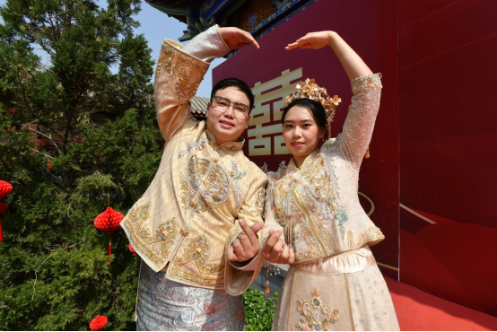 河北河间25对新人举行集体婚礼_fororder_20250520河北河间25对新人举行集体婚礼580