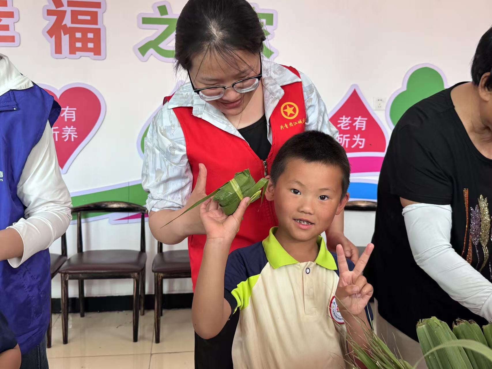 保定市满城区：满城粽香伴童趣 志愿暖心庆双节_fororder_小朋友与自己亲手包好的粽子合影留念 摄影 曹雨