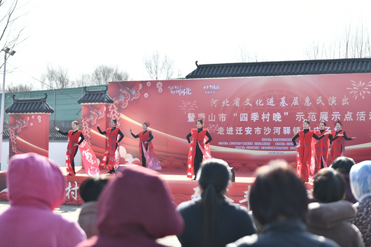 河北迁安：惠民演出进乡村 优秀文化暖民心_fororder_旗袍秀纸越千年走秀。梁玉水摄.JPG