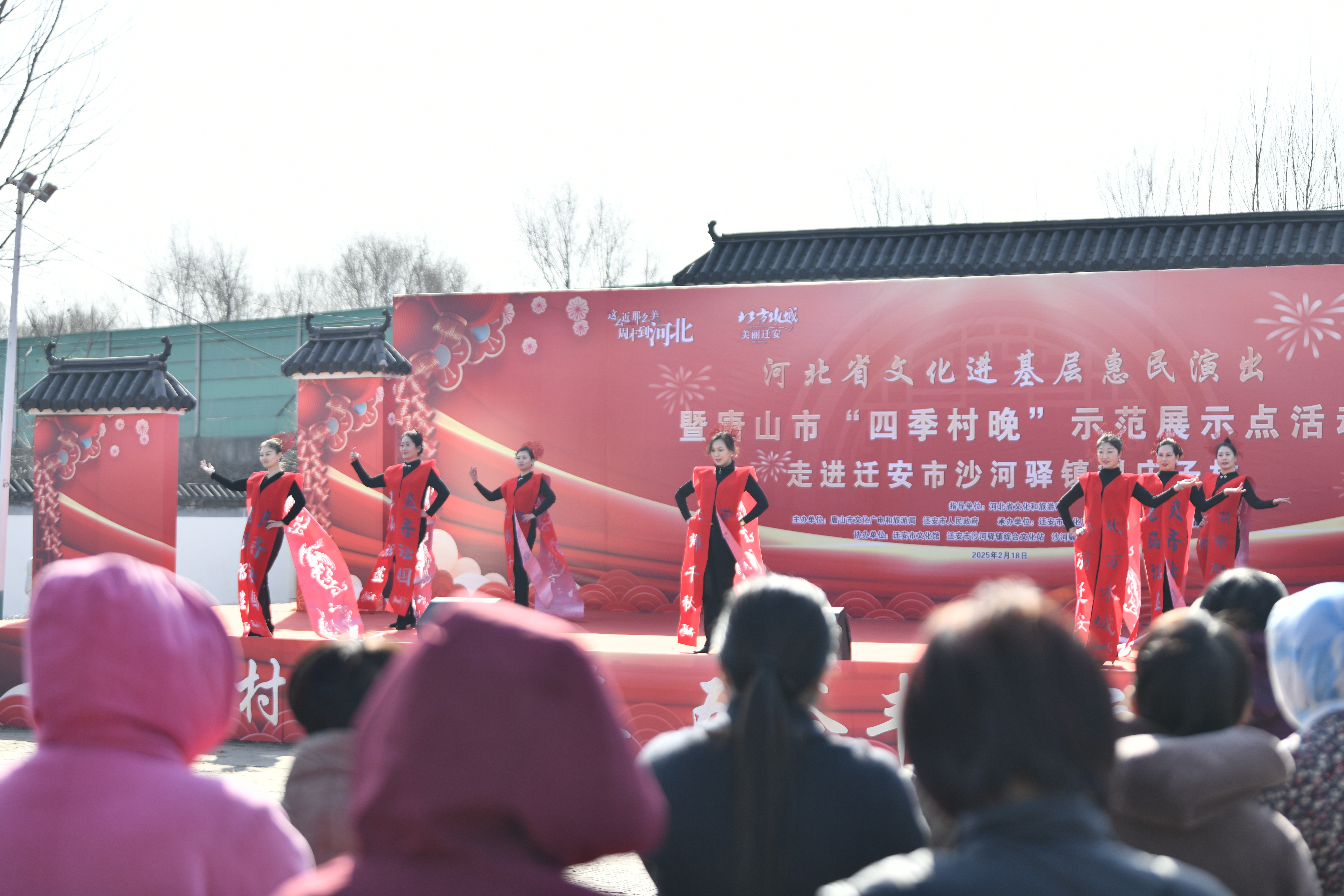 河北迁安：惠民演出进乡村 优秀文化暖民心_fororder_旗袍秀纸越千年走秀。梁玉水摄.JPG