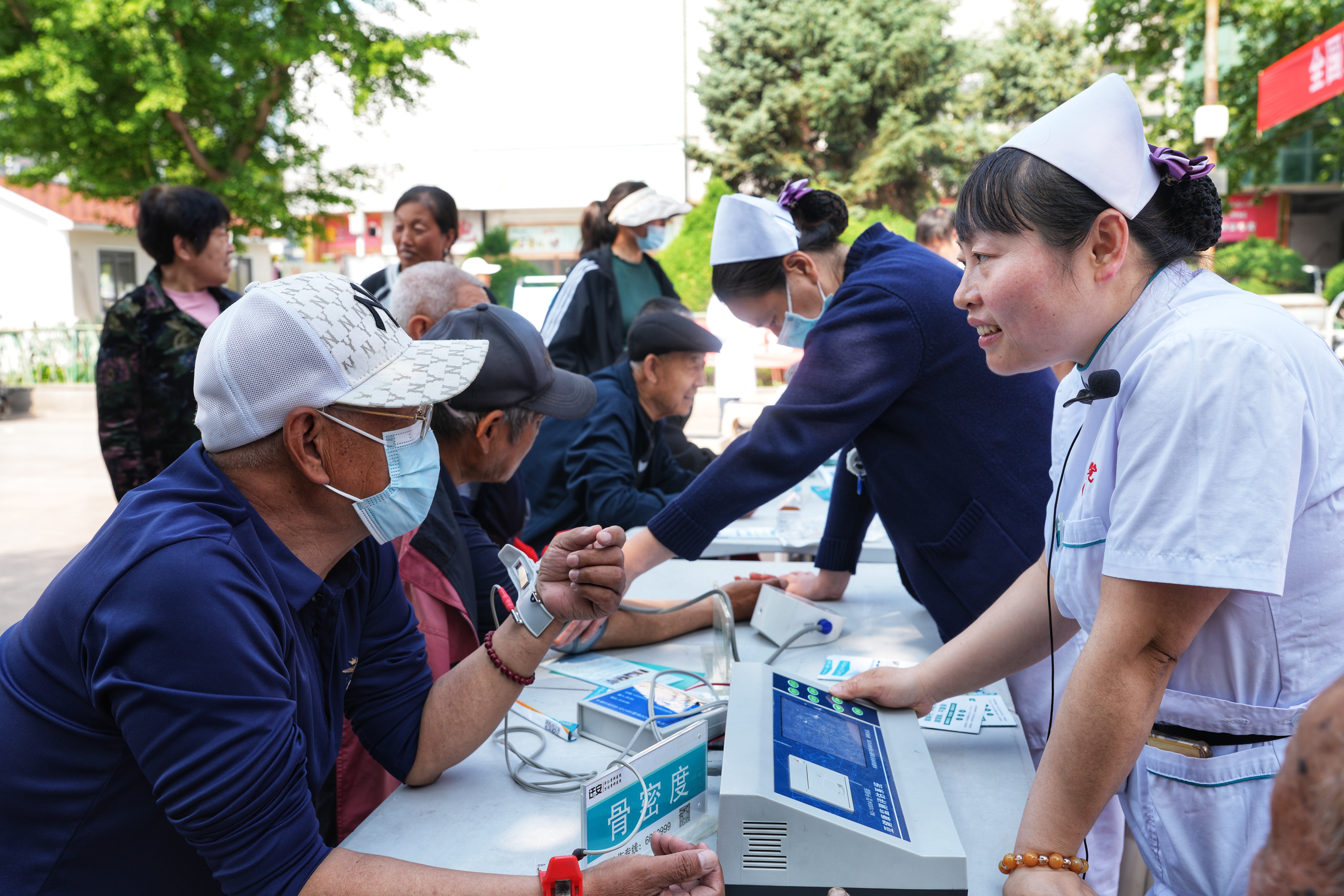河北迁安：全国助残日 爱心暖人间_fororder_5月15日，迁安市在文化广场组织健康义诊活动。张泽慧摄。