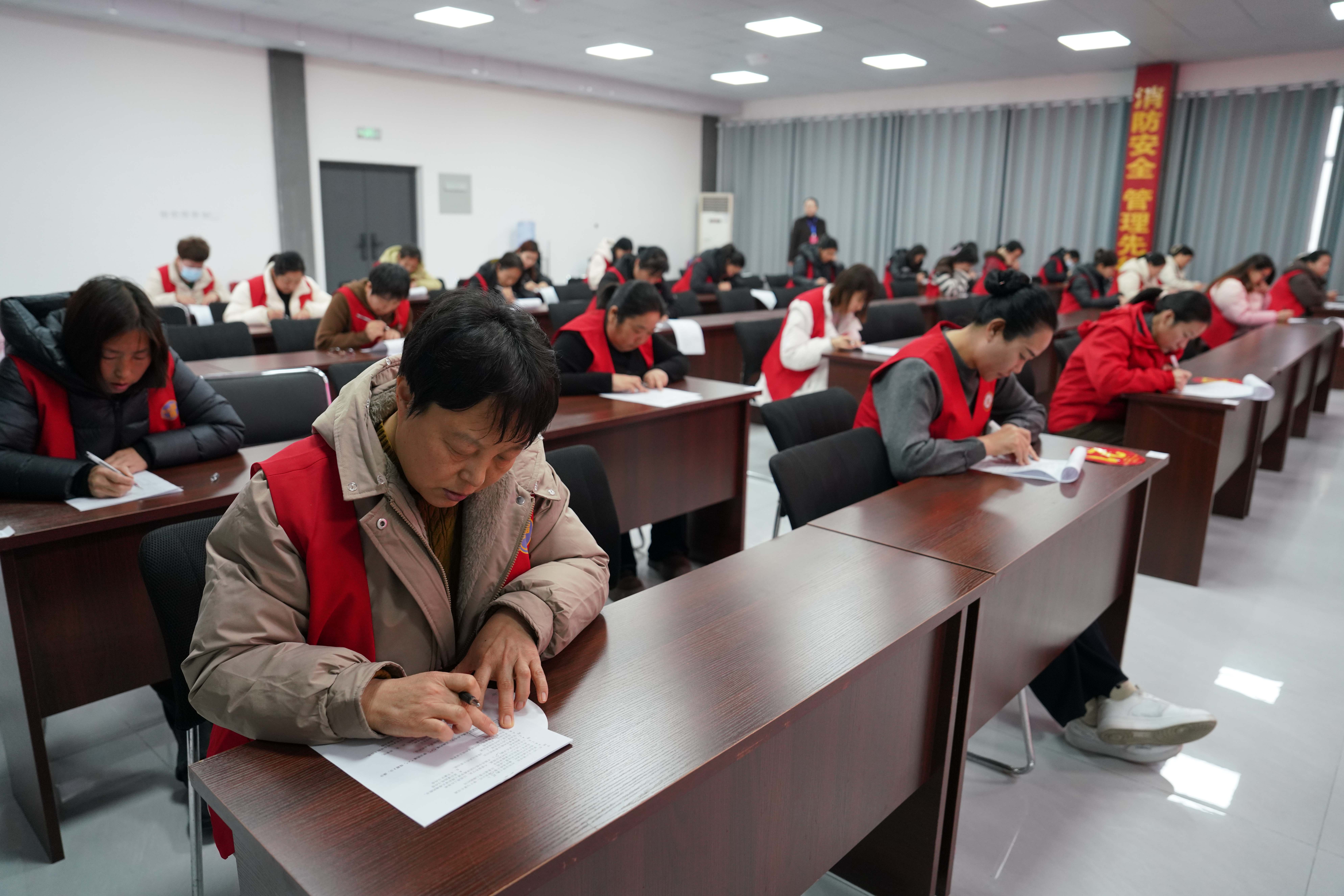 保定清苑：“河北福嫂”家政服务业（育婴员）技术操作竞赛开赛_fororder_清苑区2025年职工职业技能大赛“河北福嫂”家政服务业（育婴员）技术操作竞赛理论知识竞赛现场。摄影 王磊