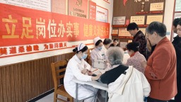 保定市满城区：立足岗位办实事 健康义诊进机关