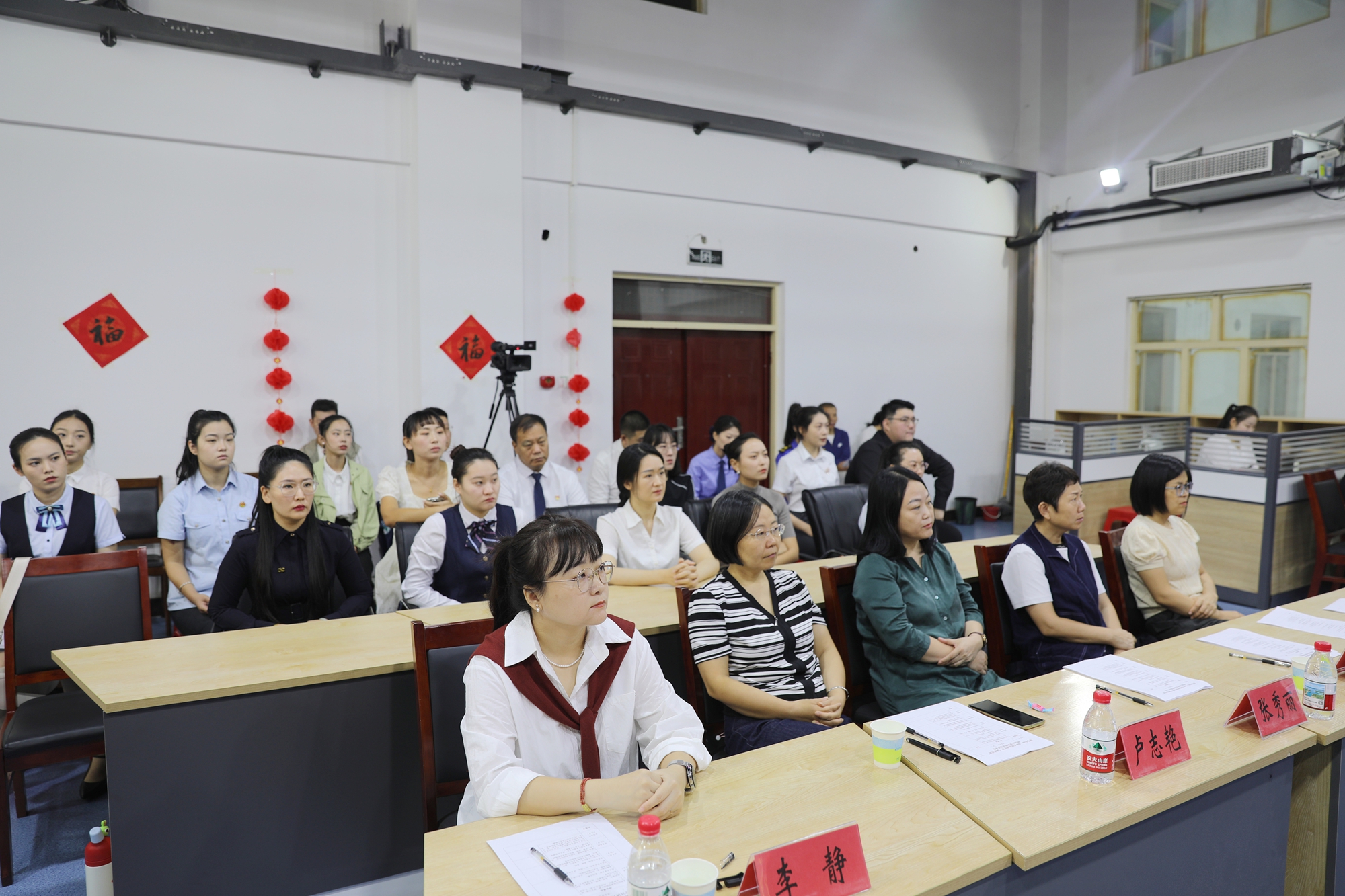 图片默认标题_fororder_现场评委与参赛选手 摄影 刘凡