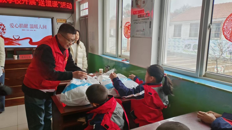 共青团遵化市委开展暖冬捐赠活动 情暖特殊儿童成长路_fororder_公益团队为学生送上过冬衣物。周宇欣摄