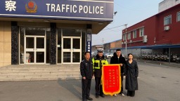 冰窟前的生死营救 辅警赤手托起生命希望