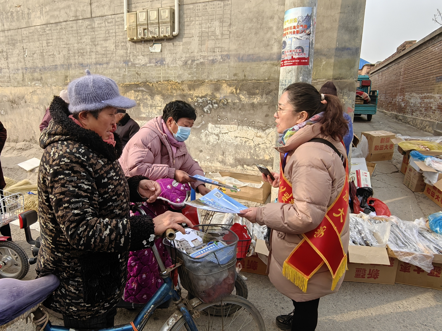 保定市满城区：招生赶大集 送福进万家