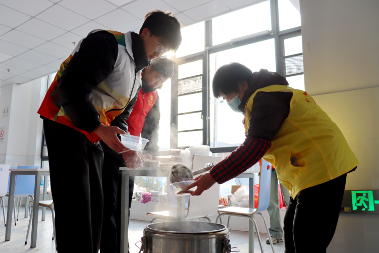 河北献县：腊八粥香暖寒冬 真情关怀润人心_fororder_图片 3