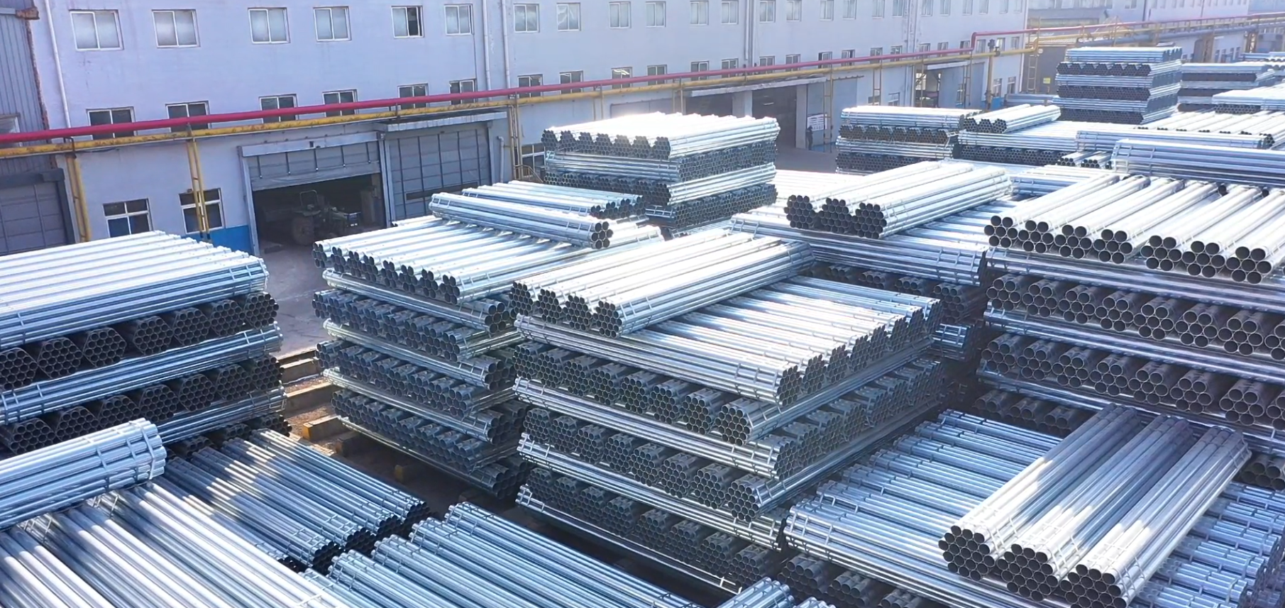 河北迁安正大通用钢管：新年开局启新程 满产冲刺“开门红”_fororder_迁安正大通用钢管有限公司生产的各种管材准备运到全国各地。郭强  摄