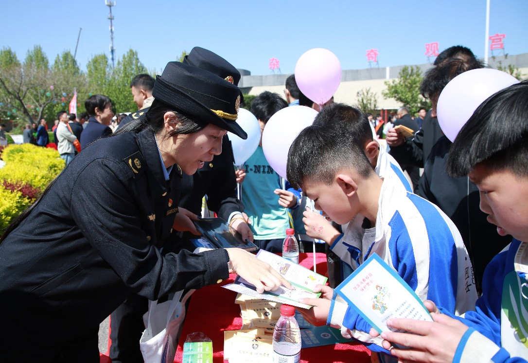 河北沧州：“三下乡”活动送温暖到吴桥_fororder_图片 2