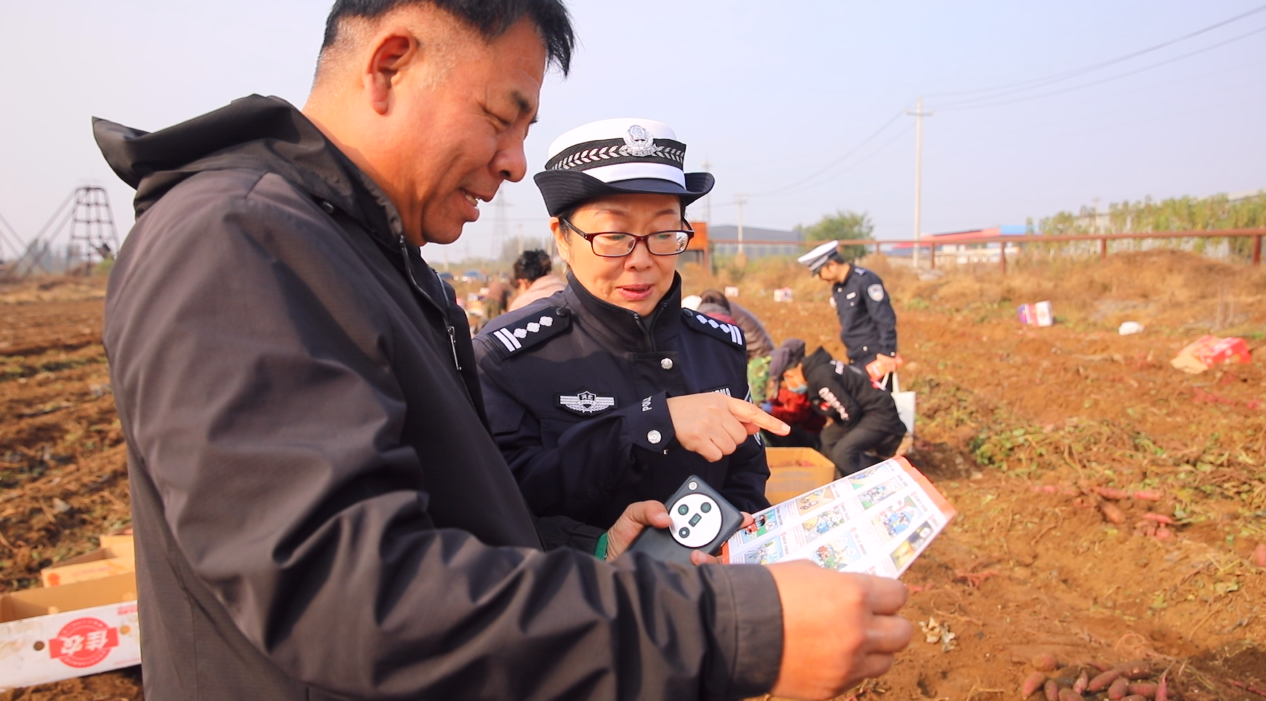 河北遵化：交通安全课堂搬进田间地头_fororder_交警同志正在向群众讲解交通知识。遵化市融媒体中心供图