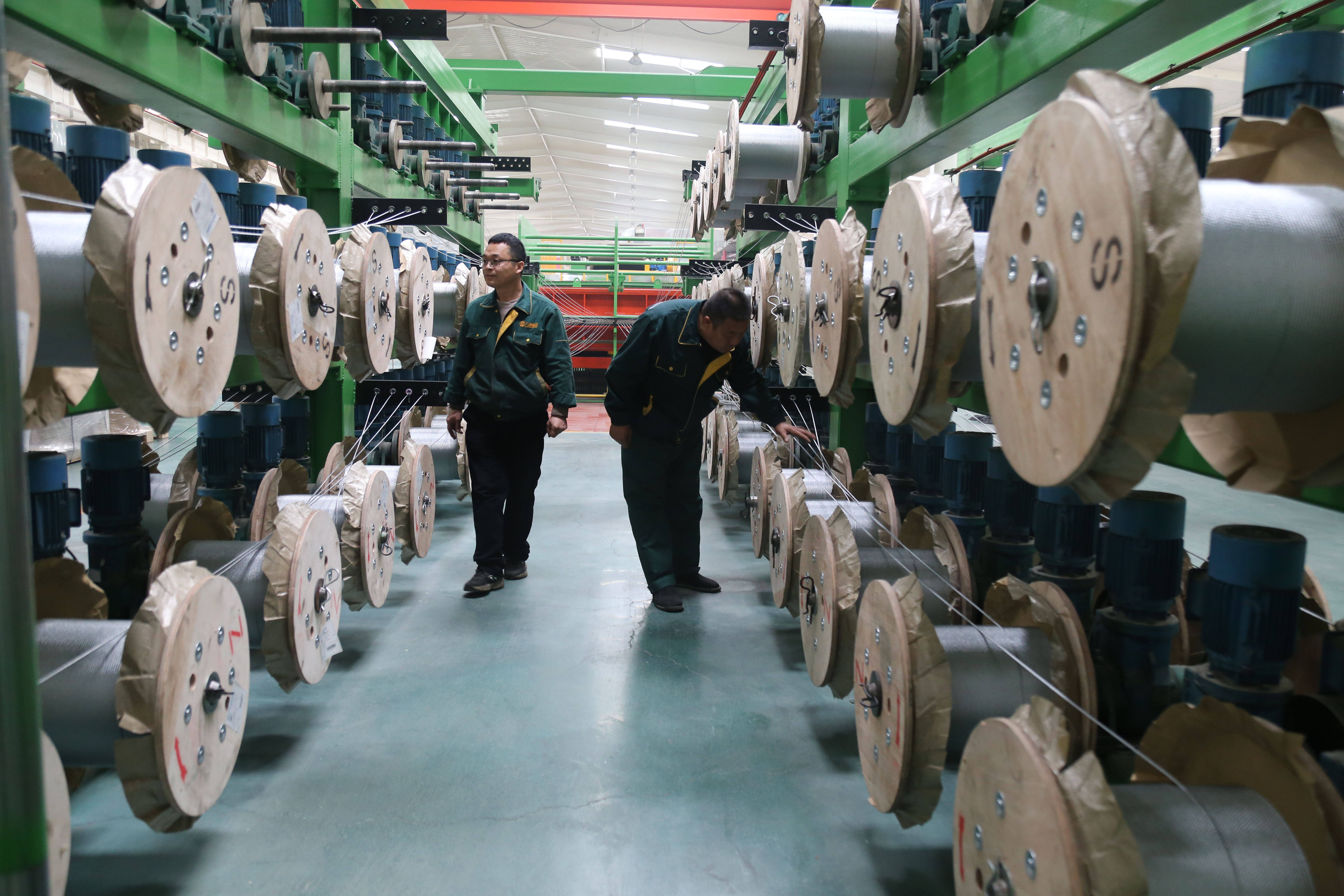 河北蠡县：橡胶产业“智能领跑” 年产值突破43.5亿元_fororder_工人在丁字架安装和巡检钢丝绳。张旭宁 摄.JPG