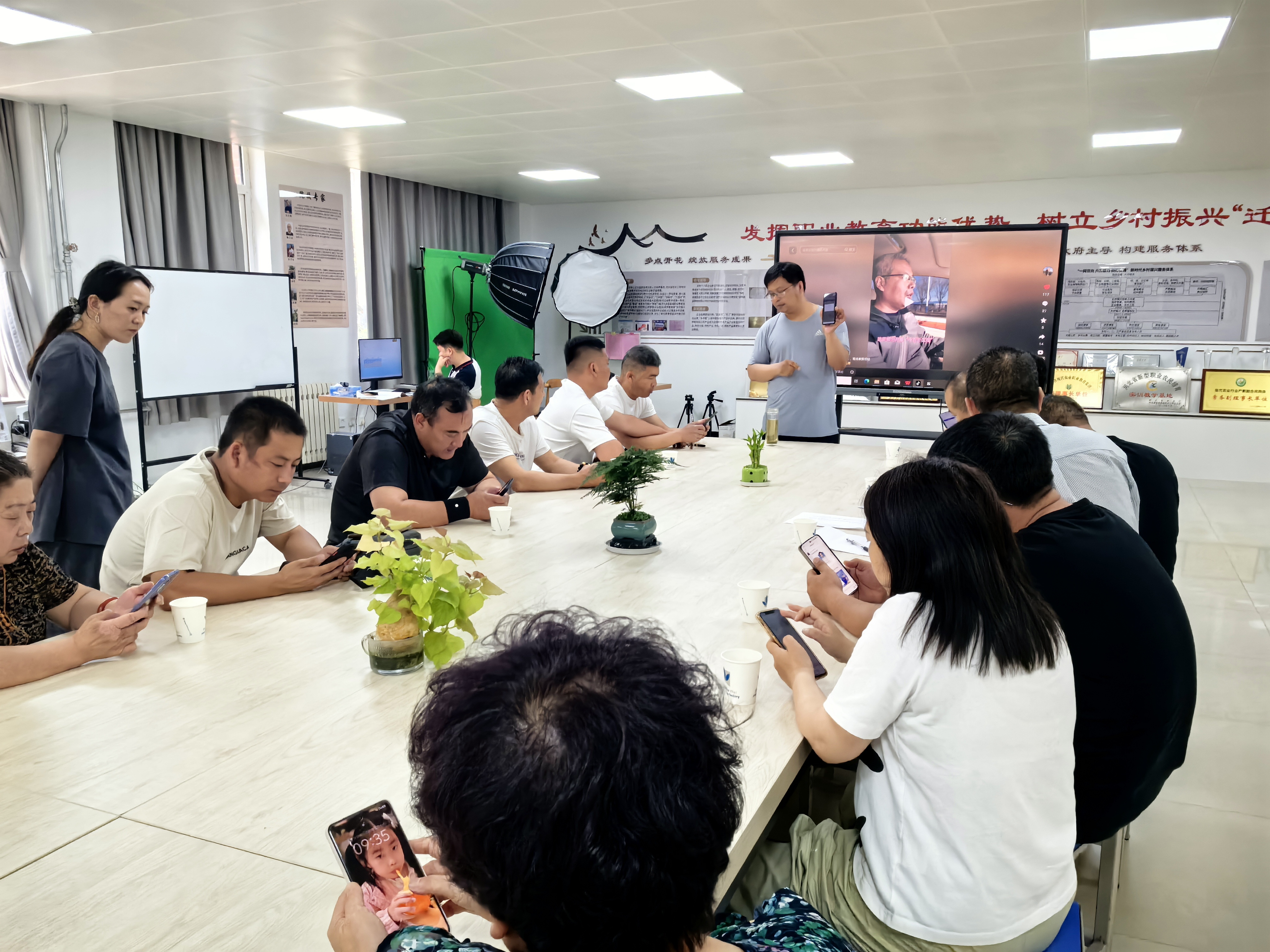 迁安市五重安镇激活自媒体赋能乡村振兴新动能_fororder_迁安市职教中心专业教师带来“干货满满”的技能培训。