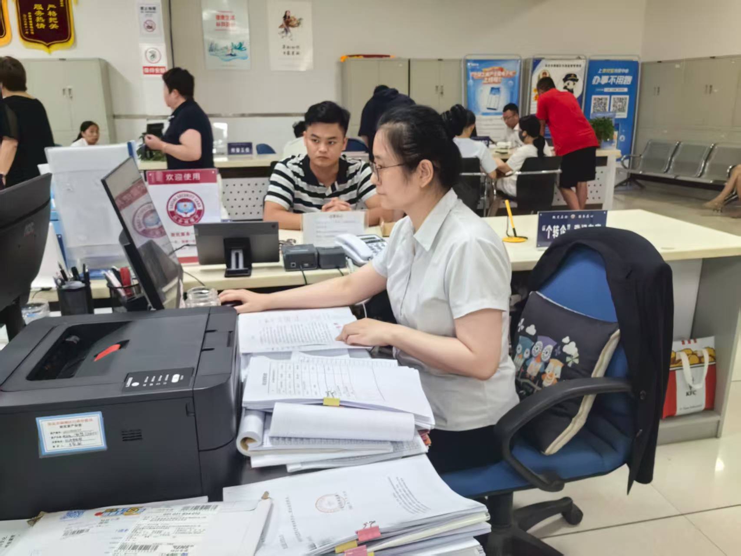 图片默认标题_fororder_满城区行政审批局窗口工作人员 摄影 耿倩倩
