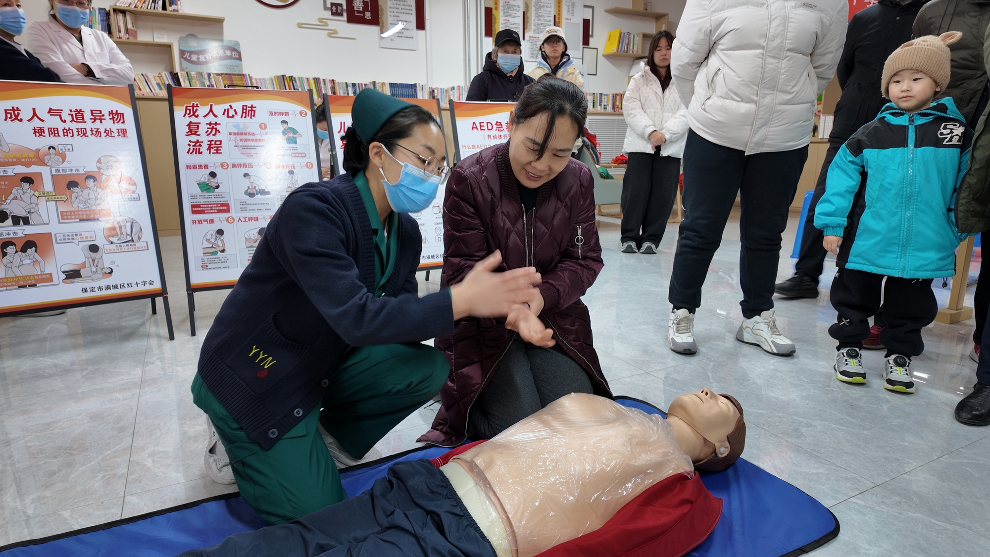 图片默认标题_fororder_现场志愿者与医务人员讲解心肺复苏术 摄影 高泽涛