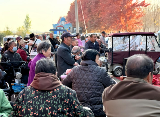 河北肃宁状元湖公园：红枫似火引客来 人文生态共绘秋韵画卷_fororder_河北肃宁状元湖公园：红枫似火引客来 人文生态共绘秋韵画卷574