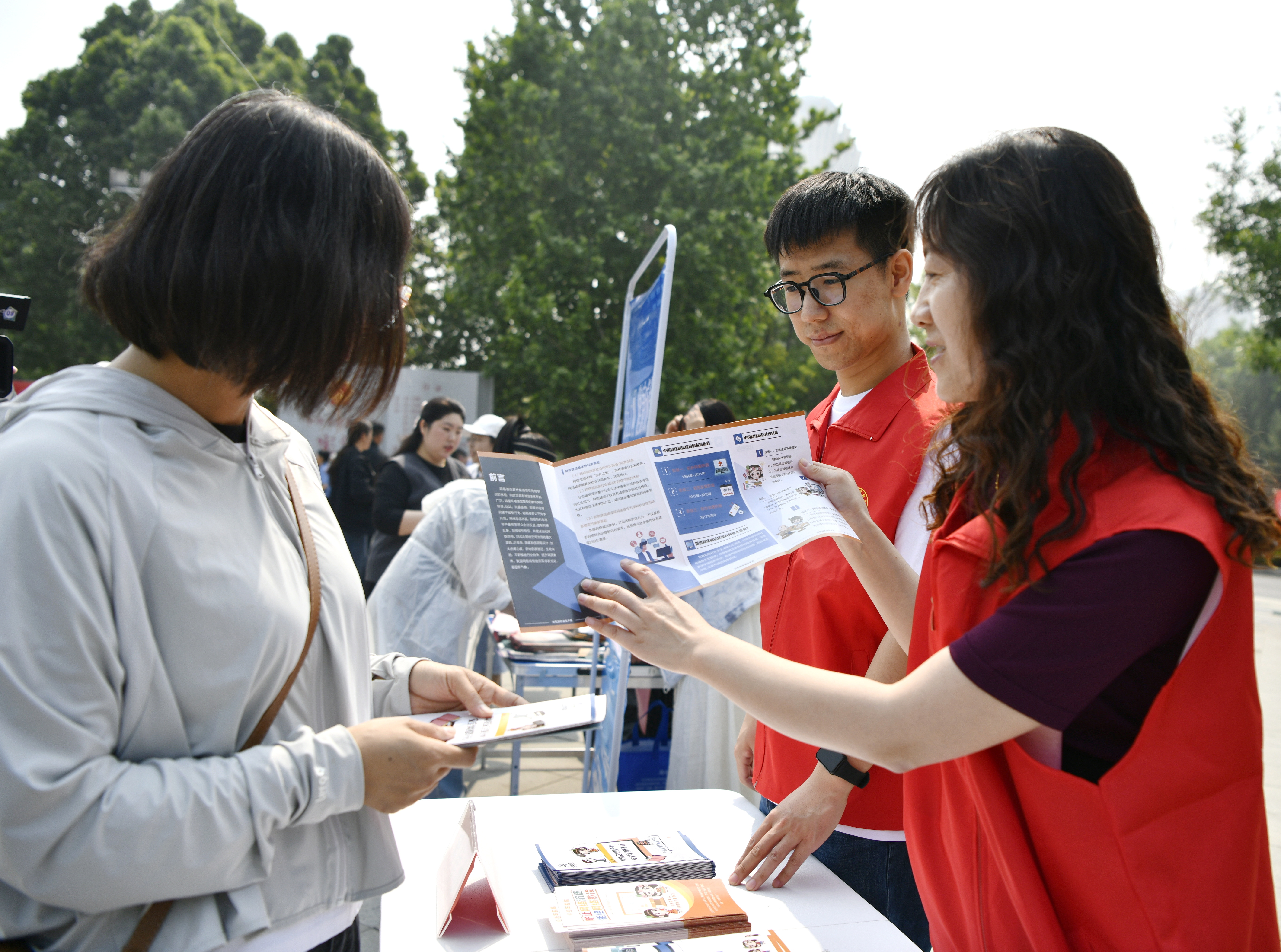 迁安市开展“民法典宣传月”集中宣传活动_fororder_迁安市网信办工作人员向市民进行普法宣传。梁玉水摄.JPG