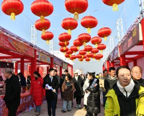 河北迁安：逛庙会买年货 文旅消费过大年