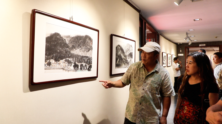 水墨润纸传薪火 百名画家展迁安革命老区风华_fororder_市民参观画展。李伟   摄