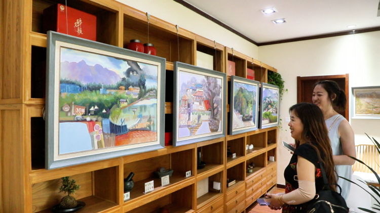 水墨润纸传薪火 百名画家展迁安革命老区风华_fororder_ 市民参观画展。 王志斌 摄