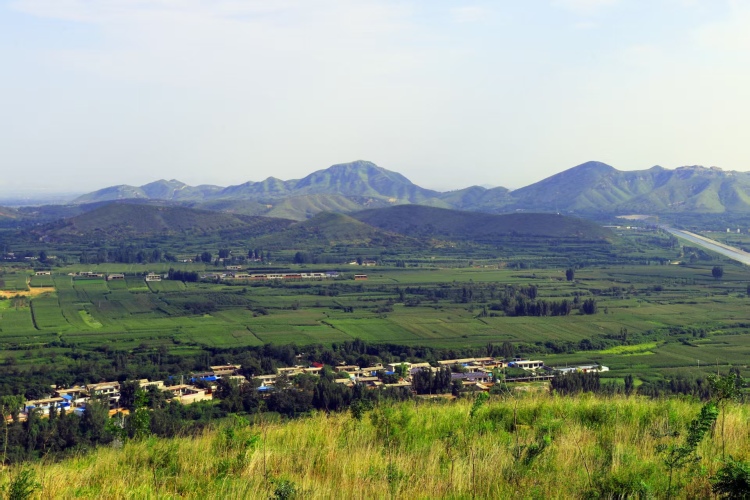 保定市徐水区：高粱红满天 山乡客如云_fororder_小西庄村山岭叠翠，生机盎然，满目美景。马小永 摄